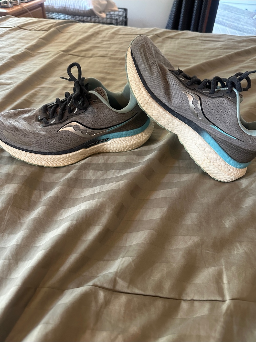 Saucony Triumph 19 Women’s Gray and Teal Running Sneakers, Size 8 wide